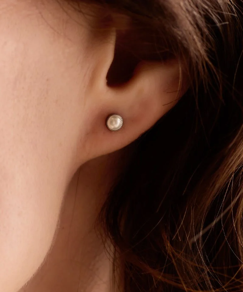 Medizinische Ohrringe Bezel Pearl – Bild 4